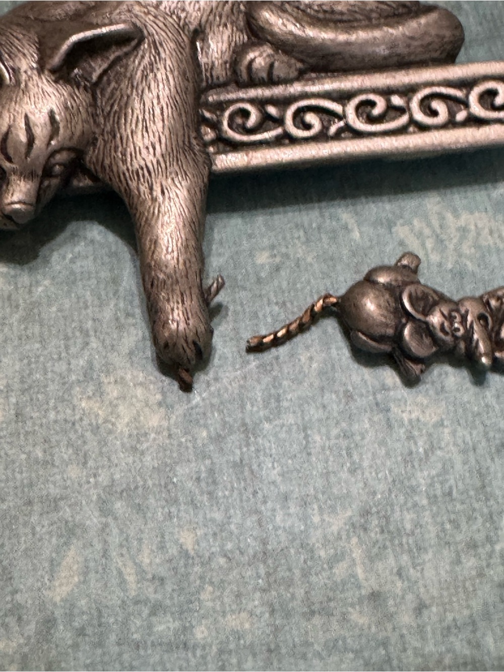 FOUR DAMAGED BROOCHES - Picture 2 of 15